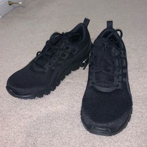 ASICS 9 all black athletic tennis shoe